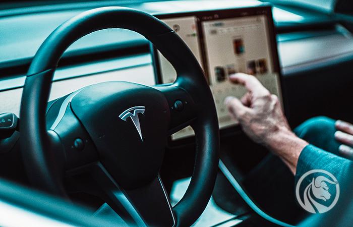 Tesla w okresie przejściowym – spadająca sprzedaż i robotaksówki