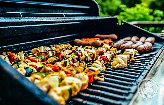 Sezon grillowy 2024: Tańszy drób i warzywa, droższe kiełbasy i ryby
