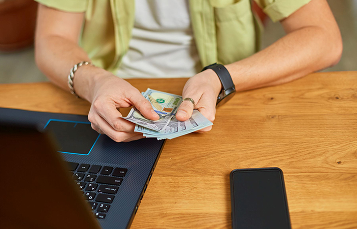 Wsparcie finansowe dla zadłużonych. Czy mając inne zobowiązania można z sukcesem ubiegać się o pożyczkę?