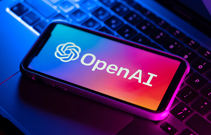 Ryzykowna inwestycja OpenAI o wysokości 6,5 mld dolarów: czy Jony Ive może zrobić dla sztucznej inteligencji to samo, co zrobił dla iPhone’a?