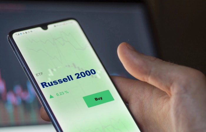 Powrót Russell 2000 – rywalizacja mniejszych firm z gigantami S&P 500 i Nasdaq