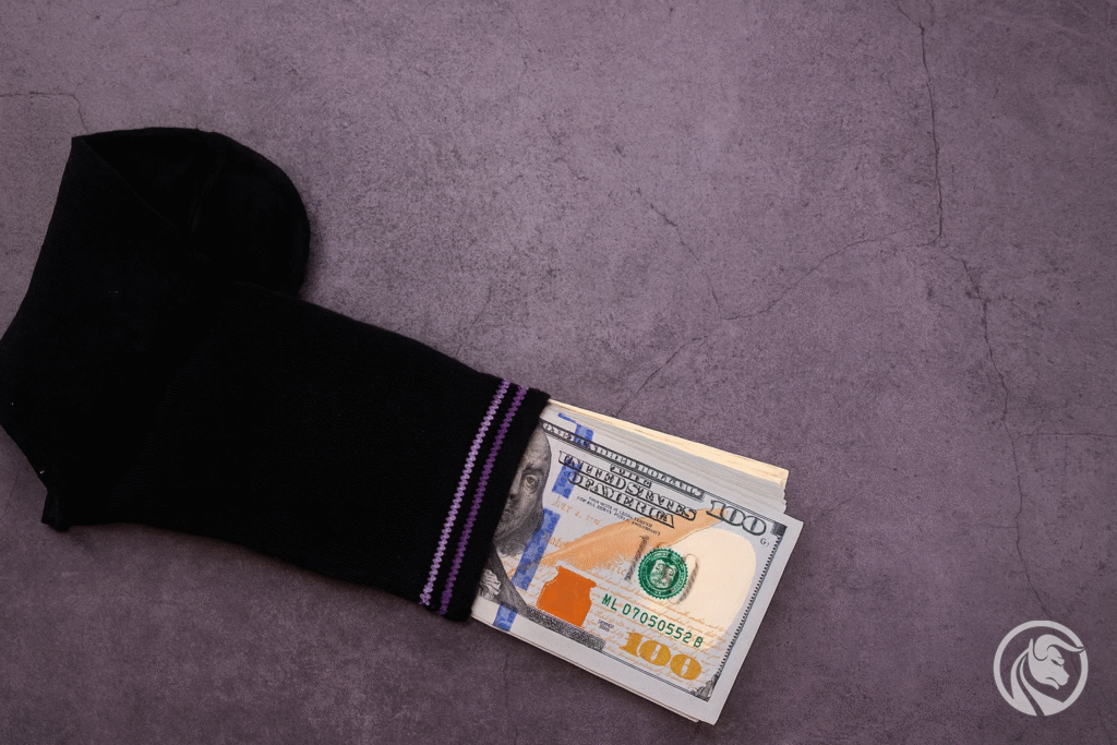 443 miliardy złotych w skarpetach. Polacy masowo wycofują gotówkę z banków