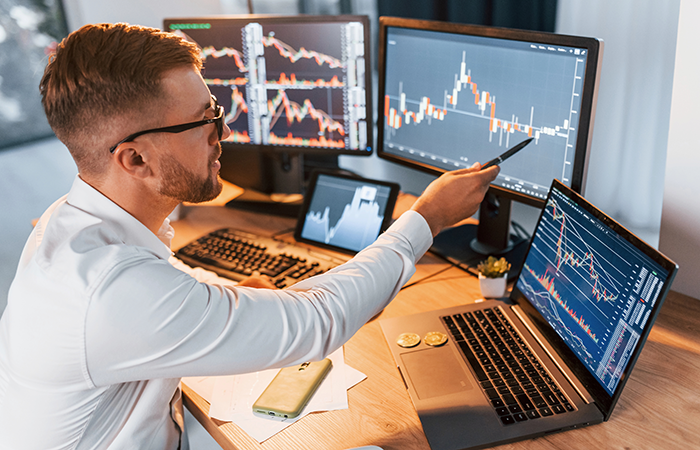 Czas reakcji vs skrupulatność analizy w tradingu – jak znaleźć złoty środek?