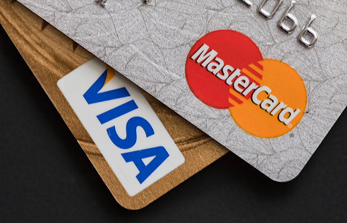 Panika wokół limitu 10 proc. – wyprzedaż akcji Visa i Mastercard, a banki tracą
