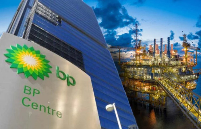 BP zawiesza skup akcji i odpisuje miliardy na OZE – sektor naftowy pod presją słabnących cen ropy