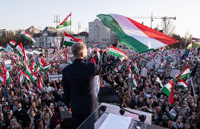 Węgry na zakręcie: inwestorzy stawiają na koniec ery Orbána i miliardy z Brukseli