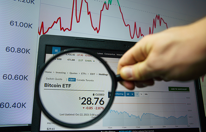 ETF-y na bitcoina dołożyły 1,47 mld USD w pięć sesji, a kurs nadal jest niżej niż w styczniu